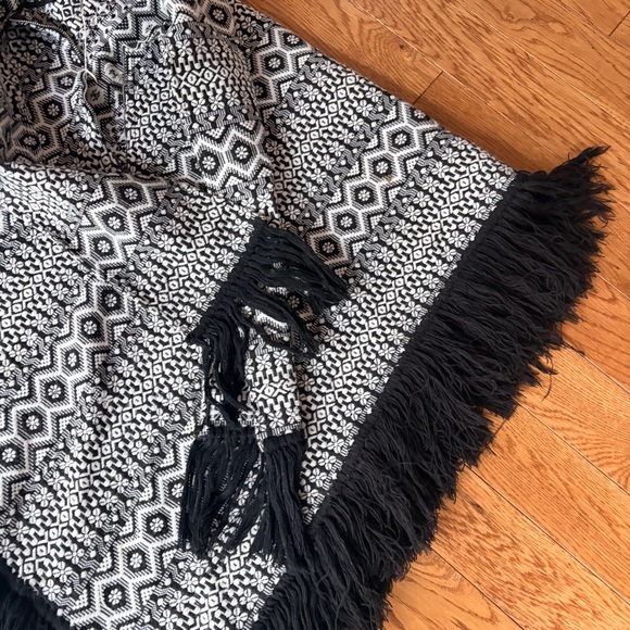 Vintage 1960’s/70’s Black & White Geometric Fringe Poncho - Picture 6 of 6